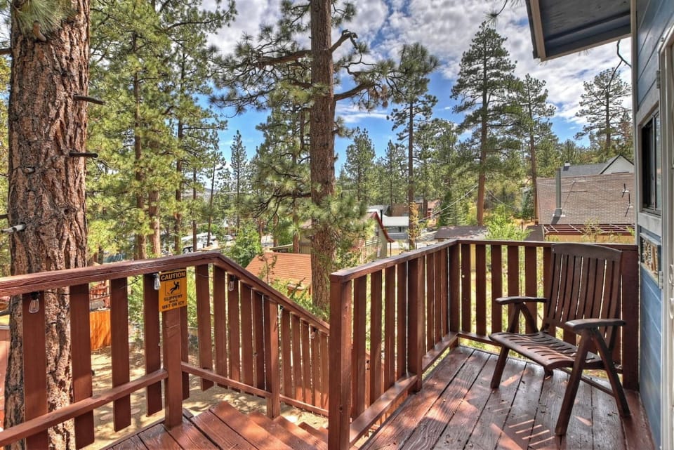 Babbs Getaway Big Bear w Patio Balcony Hotel in Big Bear