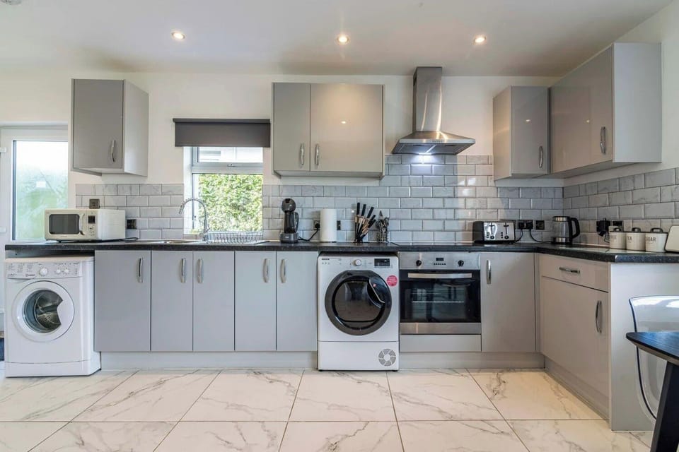 4br-sleeps8-privategarden-freeparking Hotel in Nottingham