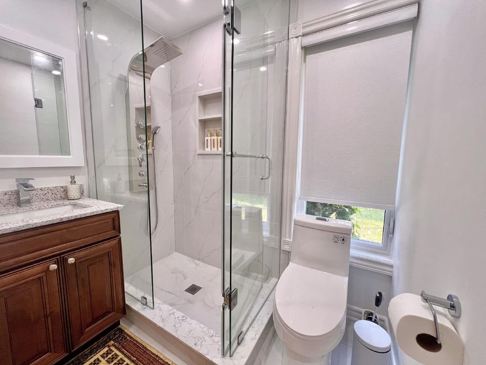 Cozy Home Near Transit & Hillcrest Mall with Free Parking Hotel in Richmond Hill