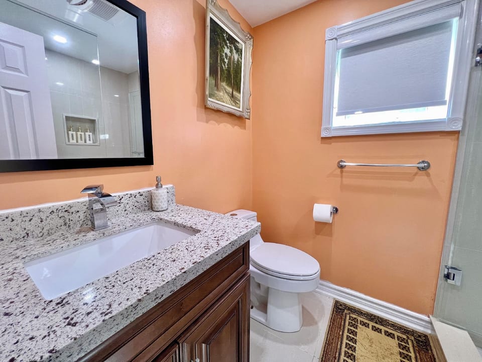 Cozy Home Near Transit & Hillcrest Mall with Free Parking Hotel in Richmond Hill