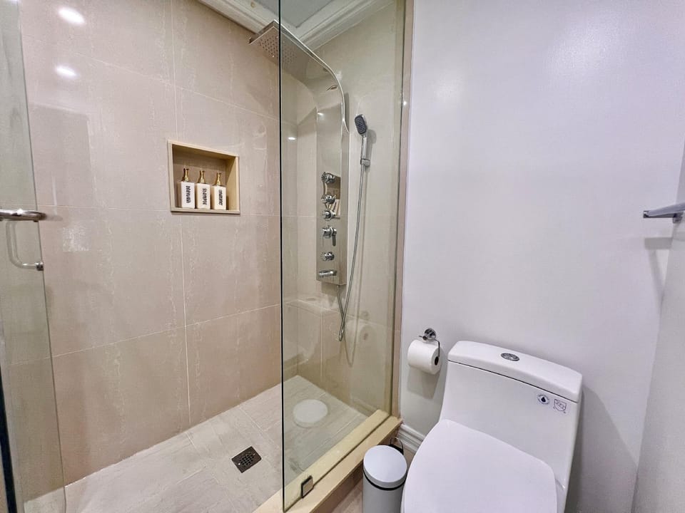 Cozy Home Near Transit & Hillcrest Mall with Free Parking Hotel in Richmond Hill