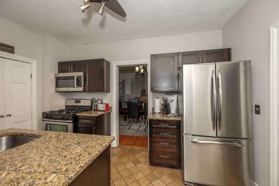 La Dolce Vita Retreat w Hot Tub Hotel in Short North