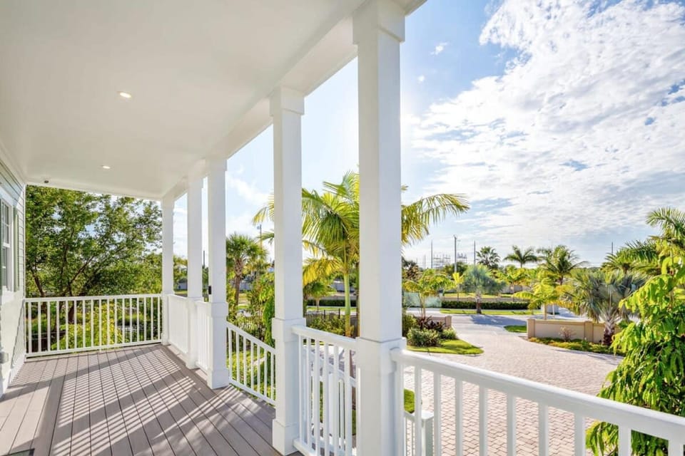 Mirador House by Brightwild Pool Dock Hotel in Stock Island