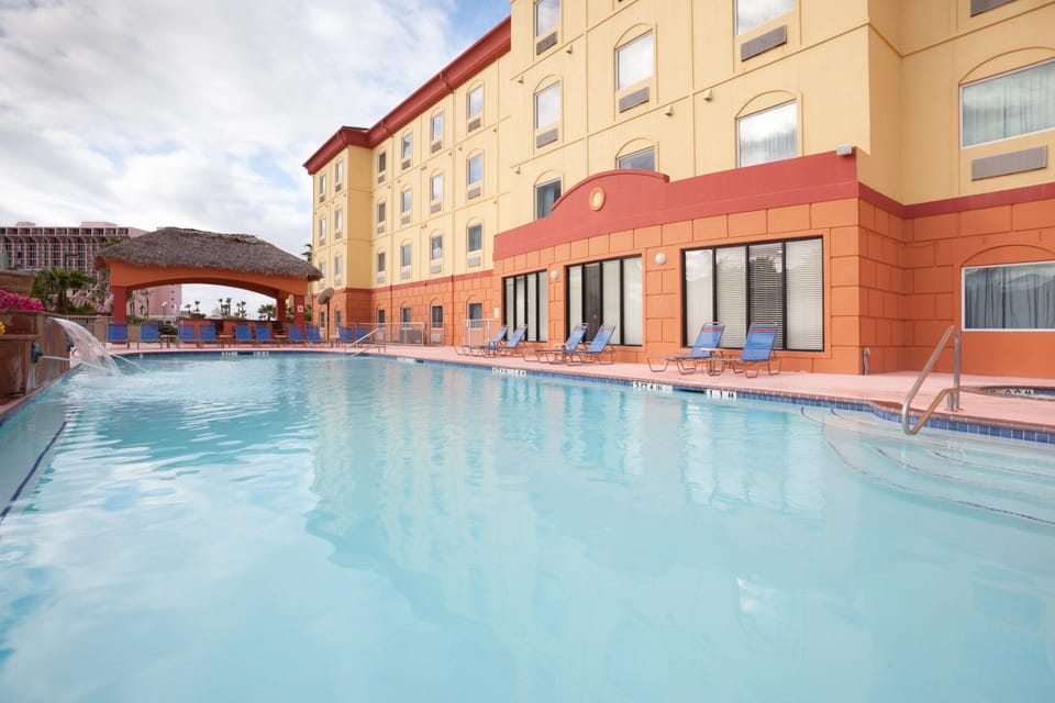 Swimming pool [outdoor]