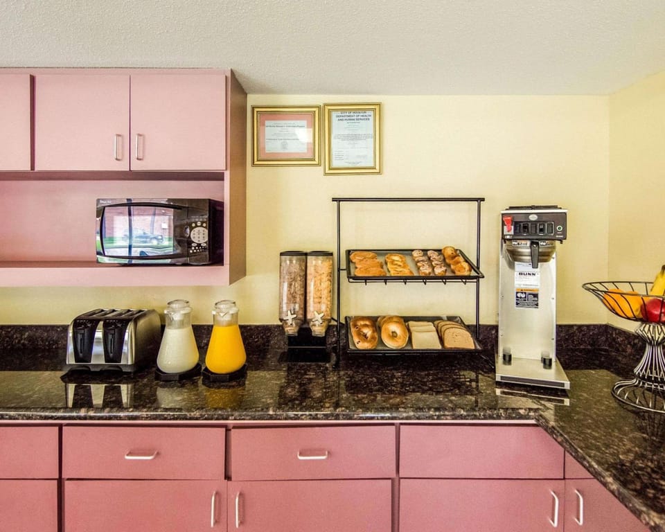 Rodeway Inn & Suites Hwy 290 NW Hotel in Houston