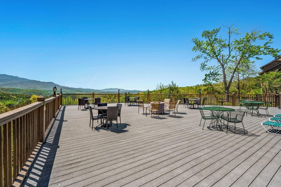 Deer Ridge Mountain Resort by JMR Hotel in Pittman Center