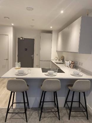 Lakeside - Central Apartment - Free Parking - Cinema Room Hotel in Salford