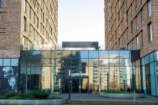 Lakeside - Central Apartment - Free Parking - Cinema Room Hotel in Salford