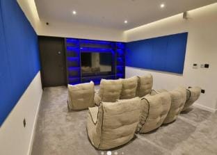 Lakeside - Central Apartment - Free Parking - Cinema Room Hotel in Salford