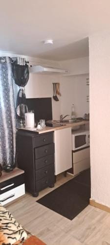 Studio independant - chambre prive confortable & tv canal plus Hotel in Île-de-France