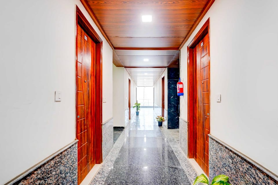 Townhouse Oak Noida Sector 83 Metro Station Hotel in Noida