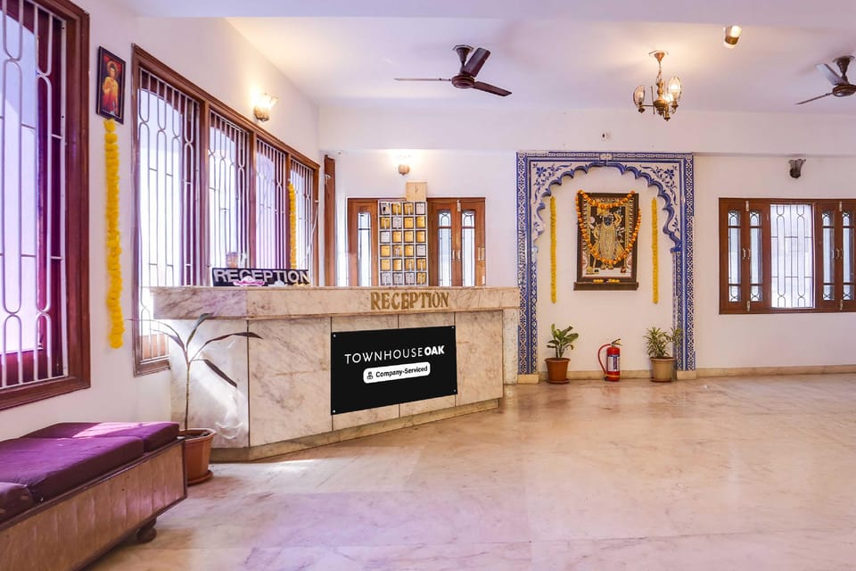 Townhouse Oak Udaipur City Palace Hotel in Udaipur