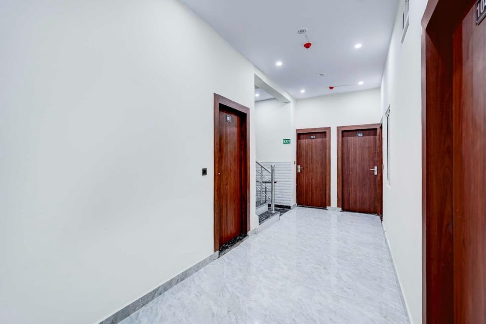 Collection O Shree Ji Puram Near Prem Mandir Hotel in Uttar Pradesh