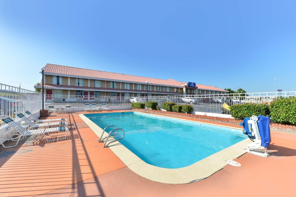 Swimming pool [outdoor]