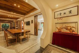 Anji Double Fish Hall Hot Spring Resort B&B (Longwangshan Canyon Drift Shop) Hotel in Hangzhou