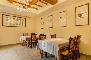 Anji Double Fish Hall Hot Spring Resort B&B (Longwangshan Canyon Drift Shop) Hotel in Hangzhou
