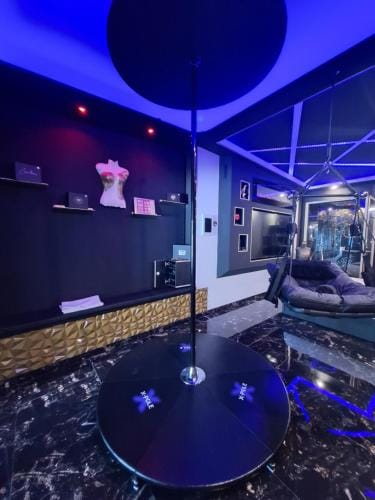 love room mes petits secrets miniac morvan avec jacuzzi privatif Hotel in Brittany