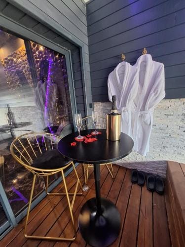 love room mes petits secrets miniac morvan avec jacuzzi privatif Hotel in Brittany