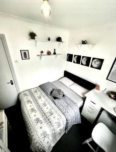 Double Room in a Cozy shared apartment, Custom House Harbour Apartments Hotel in Dublin