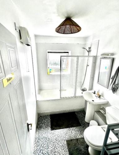 Double Room in a Cozy shared apartment, Custom House Harbour Apartments Hotel in Dublin