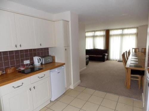 Canons Court Mews Lodge in Stroud District