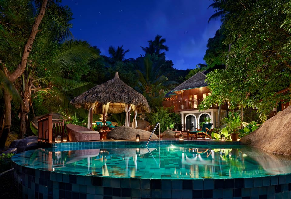Swimming pool [outdoor]