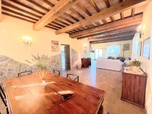 Large villa  - sleeps 10 - pool - pergola - playground for children - wifi Hotel in Umbria