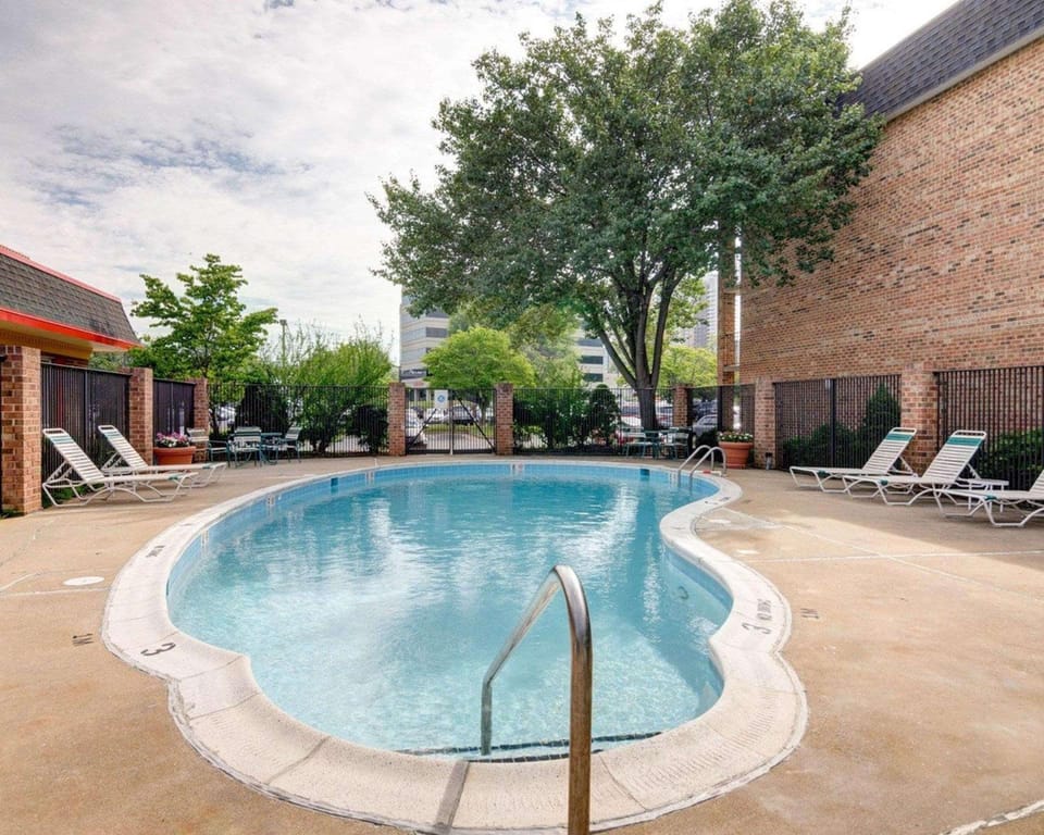 Swimming pool [outdoor]