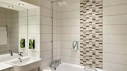 Ensuite in Richard Street, Aston, Waterlinks Hotel in Birmingham