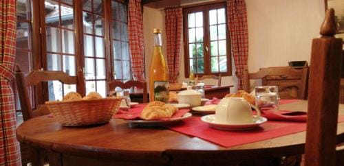 Aux Trois Damoiselles Hotel in Normandy