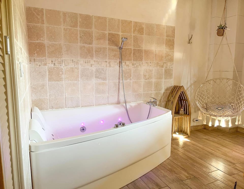 Abri Cosy - Suite Romantique en Camargue Hotel in Arles