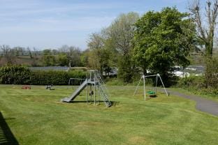 Maple - Near Folly Farm, Cosy Retreat Hotel in Wales