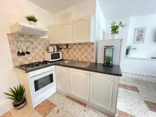 Earls Court 1BR with Lovely Garden View Hotel in City of Westminster