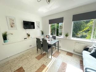 Earls Court 1BR with Lovely Garden View Hotel in City of Westminster