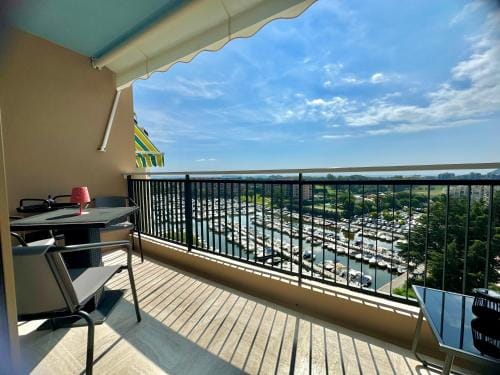 My Resid Appart Cannes Marina vue piscine Hotel in Mandelieu-La Napoule