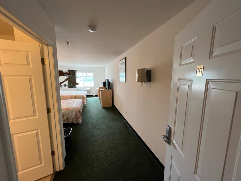 Red Bud Country Inn Motel in Ozark Mountains