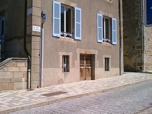 3 Place des Arbres, Chambres D'Hotes, Felletin Hotel in Auvergne-Rhône-Alpes