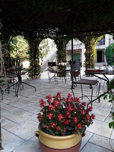 Mas de l'ile Hotel in Villeneuve-lès-Avignon