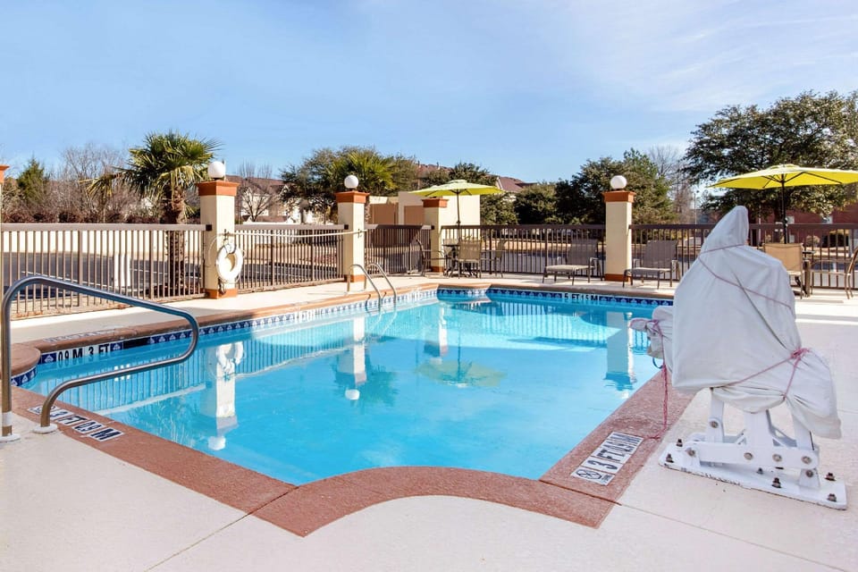 Swimming pool [outdoor]
