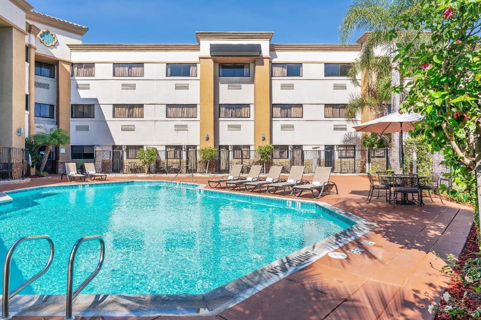 Swimming pool [outdoor]