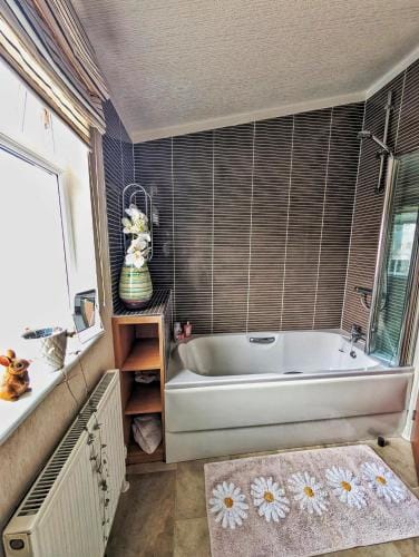 Lakeside Lodge Retreat, with Roof Deck - Golf & Spa, Gleneagles Lodge in Scotland
