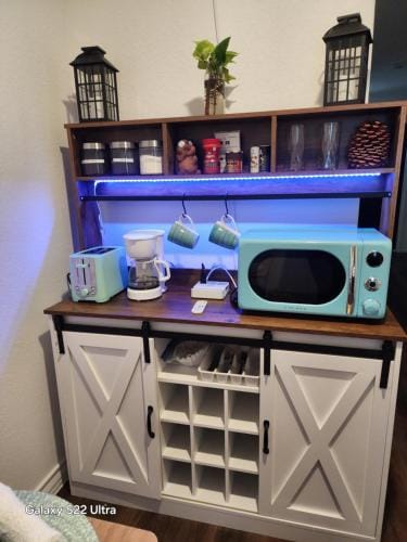 Private Cozy Rooms and Bathroom in Home near Seaworld Riverwalk and AFB Hotel in San Antonio