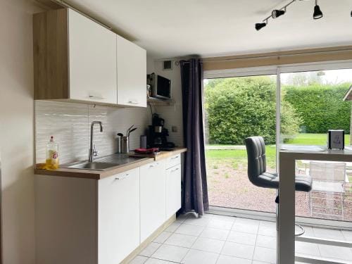 Normandie Cosy Apt rdc independant bien equipe dans maison confortable terrasse grand jardin clos sa Hotel in Normandy