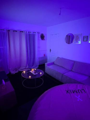 Love room Hotel in Drancy