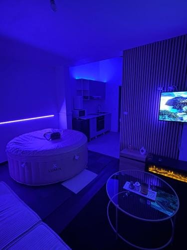 Love room Hotel in Drancy