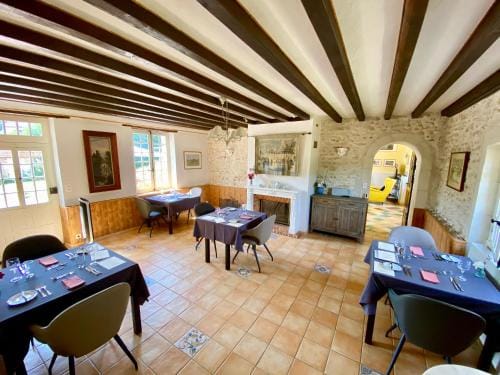 Sans Souci Bed and Breakfast Luxe Heated Pool and Restaurant Hotel in Centre-Val de Loire