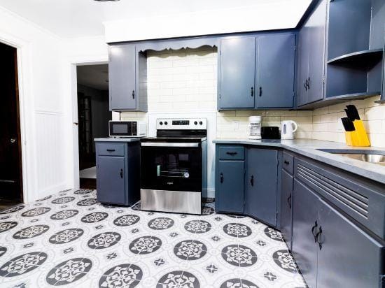 Spacious Living and Private Backyard - Inviting Family Haven Hotel in Niagara Falls