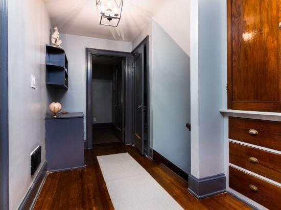 Spacious Living and Private Backyard - Inviting Family Haven Hotel in Niagara Falls