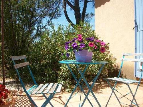 Les Chardons Bleus Hotel in Lorgues
