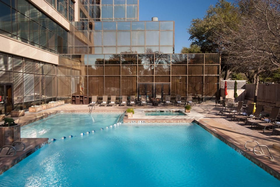 Swimming pool [outdoor]